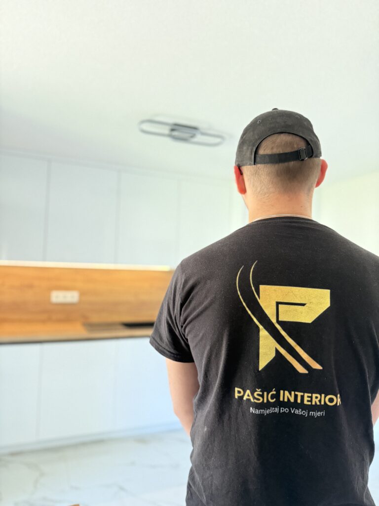 Radnik Pašić Interiora montira kuhinju po mjeri za EU kupca - naručivanje namještaja iz BiH u EU